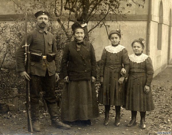 Famille Feurer Joseph (né en 1869)
De gauche à droite : Joseph, Caroline, Joséphine, Philomène
Keywords: Feurer